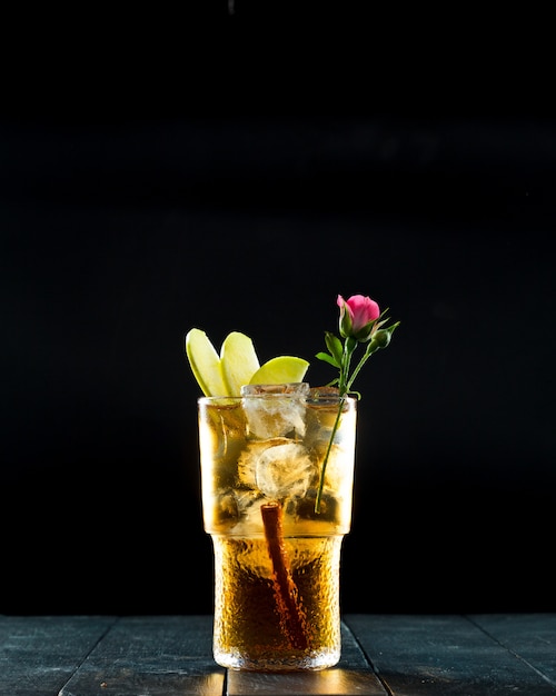 Cocktail em preto Foto Premium