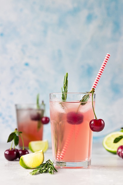 Cocktail ou limonada cerejas limão e alecrim bebida refrescante