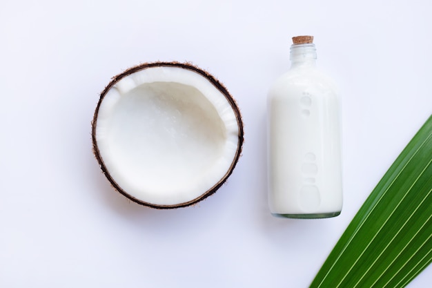Coco com leite de coco no fundo branco. Foto Premium