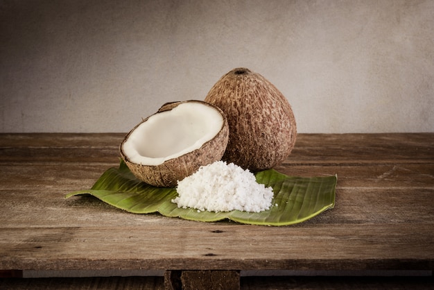 Cocos e flocos de coco na folha de bananeira Foto Premium