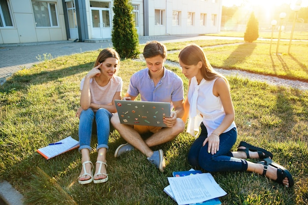 Colega De Classe Educao E Conceito De Adolescente Adolescentes De