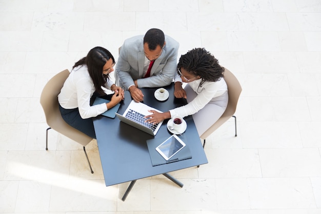 Colegas de trabalho, assistindo o conteúdo no laptop Foto gratuita
