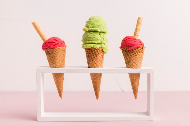 Colher de sorvete fresco em cones com palha de waffle em stand Foto gratuita
