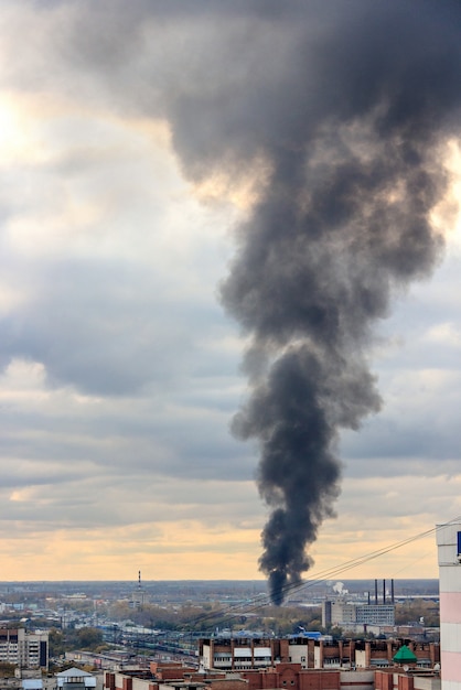 Coluna preta de fumaÃ§a devido ao fogo sobe para o cÃ©u. | Foto Premium