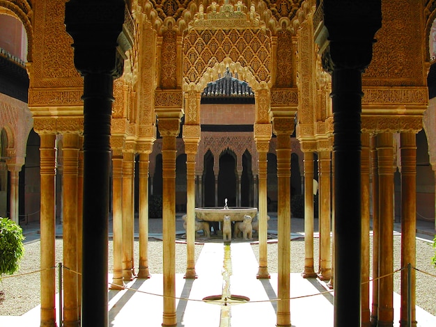 Colunas Do Palacio De Alhambra Em Granada Espanha Com Vista Para O Tribunal Dos Leoes Foto Gratis
