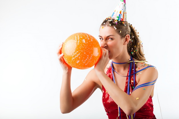 Com raiva mulher comemorando aniversário com balão Foto Premium