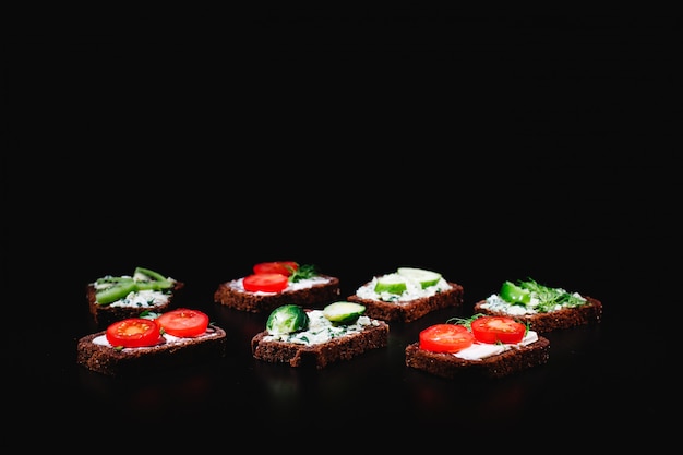 Comida fresca e saudável. snack ou almoço idéias. pão caseiro com queijo, abacate Foto gratuita