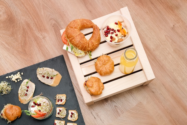 Comida saudável, menu com microgreens. sanduíches vegetarianos com variedade de micro greens Foto Premium