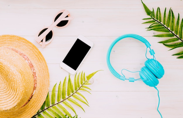 Composição com objetos de verão na luz de fundo Foto gratuita
