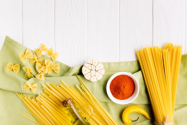 Composição de comida italiana plana leiga com copyspace Foto gratuita