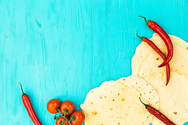 Composição de comida mexicana plana leigos com copyspace Foto gratuita