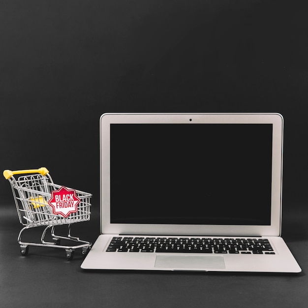 Composição de desconto em sexta-feira negra com laptop Foto gratuita