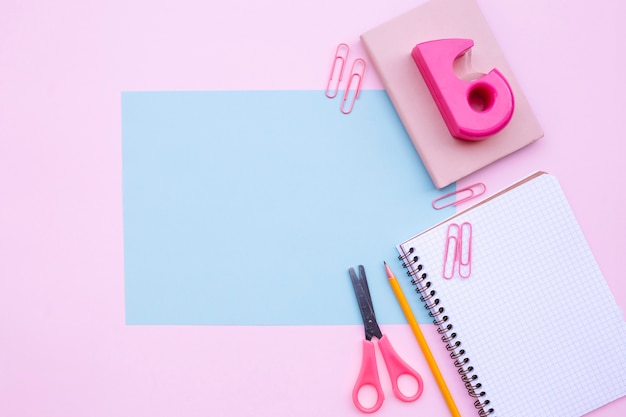 Composição de mesa bonita com moldura azul clara para mock up Foto gratuita