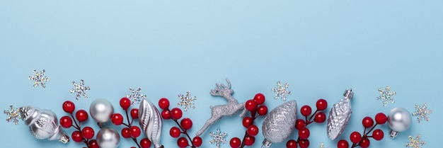 Composição de natal com presentes de prata e bagas de azevinho Foto Premium