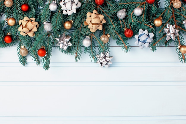 Composição de natal, galhos de árvores de natal decorada com pequenas bolas vermelhas, douradas e prateadas. Foto Premium