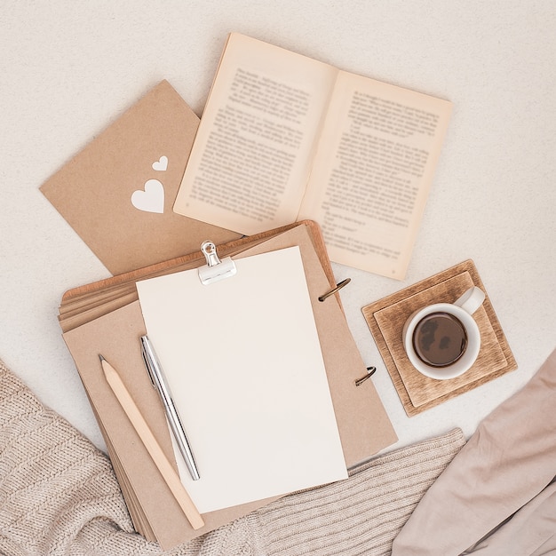 Composição de outono. xícara de café, livro, cobertor, caderno, camisola da forma das mulheres. Foto Premium