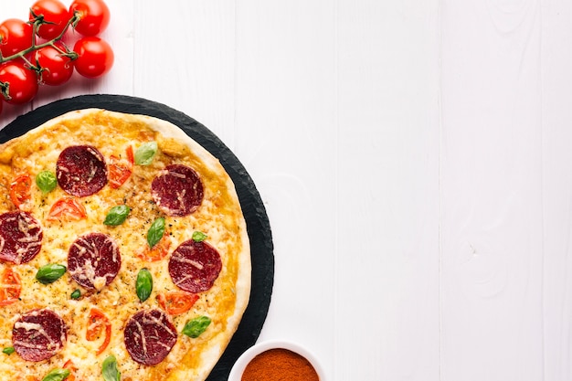 Composição de pizza plana leigos com copyspace Foto gratuita