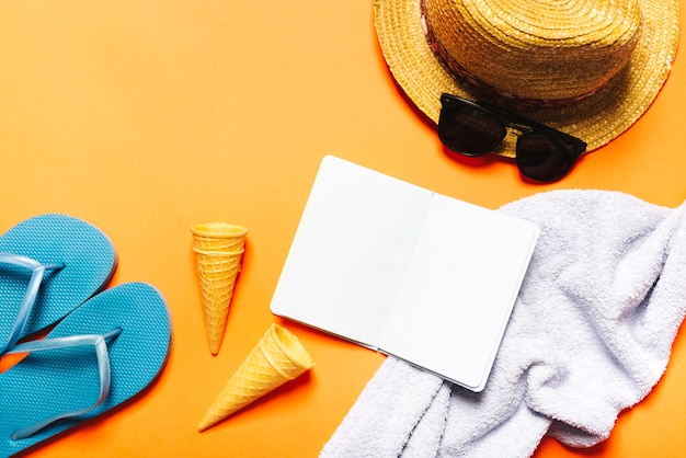 Composição de praia com notebook no fundo brilhante Foto gratuita