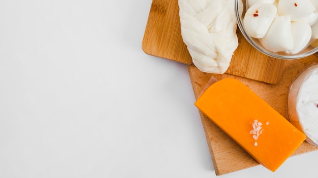 Composição de queijo plana leiga com copyspace Foto gratuita