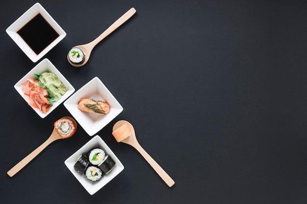 Composição de sushi plana leigos com copyspace Foto gratuita