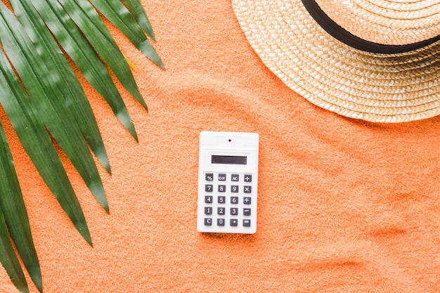 Composição de verão com calculadora em fundo colorido Foto gratuita