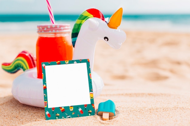 Composição de verão para maquete com unicórnio Foto gratuita