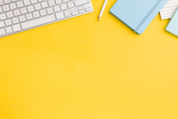 Composição do local de trabalho vista superior em fundo amarelo, com espaço de cópia Foto gratuita