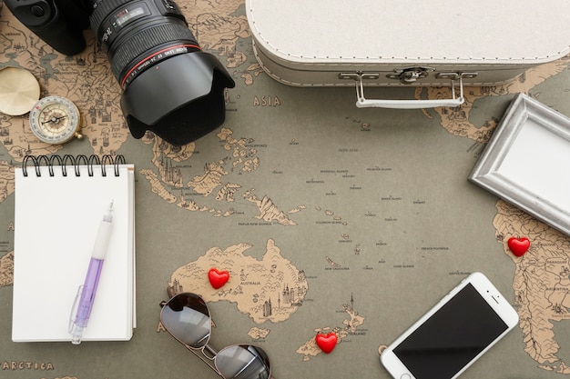 Composição impressionante com corações vermelhos e objetos de viagem Foto gratuita