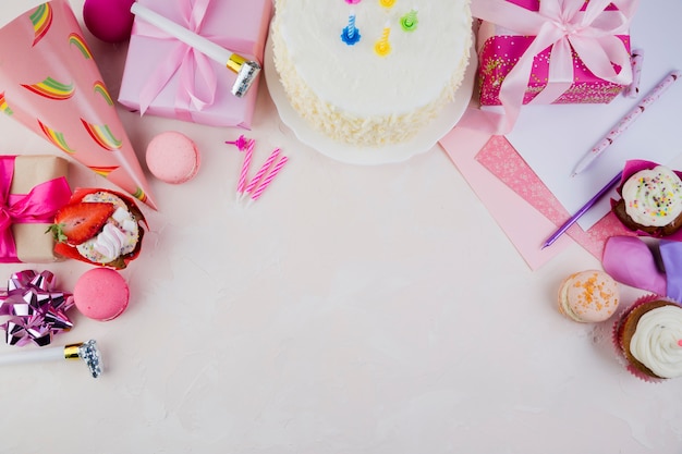 Composição plana leiga de elementos de aniversário com copyspace Foto gratuita