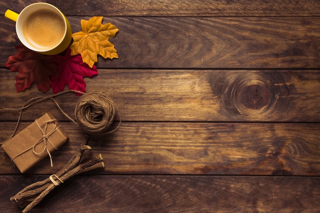 Composição requintada de outono com café e folhas Foto gratuita