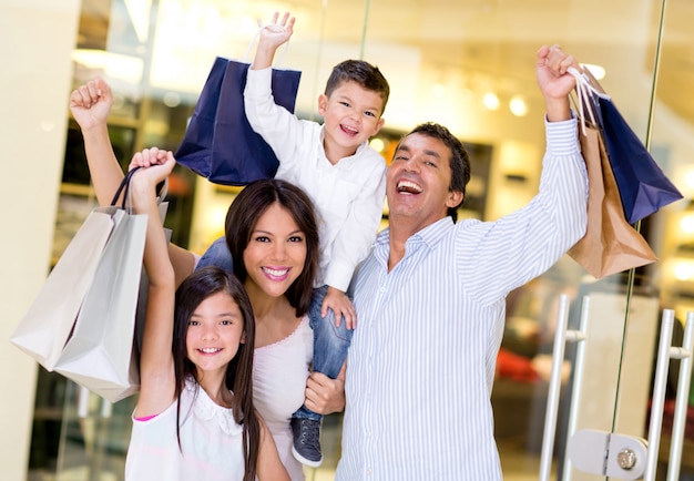 Compras Da Família No Shopping Foto Premium 0897