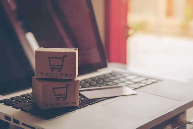 Compras on-line conceito - serviço de compras na web on-line. com pagamento por cartão de crédito Foto Premium