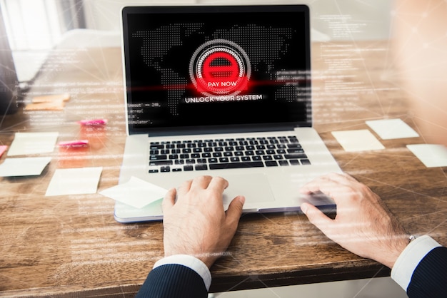 Computador portátil com o sistema a ser bloqueado por ransomware Foto Premium