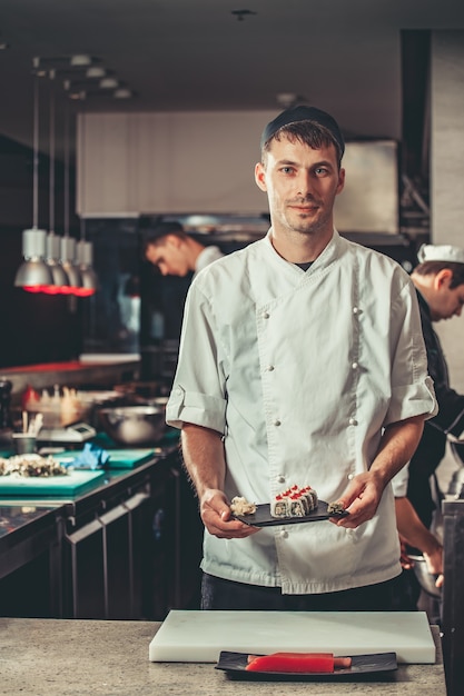 Conceito De Comida Um Jovem Chef Vestido De Uniforme Branco Segurando