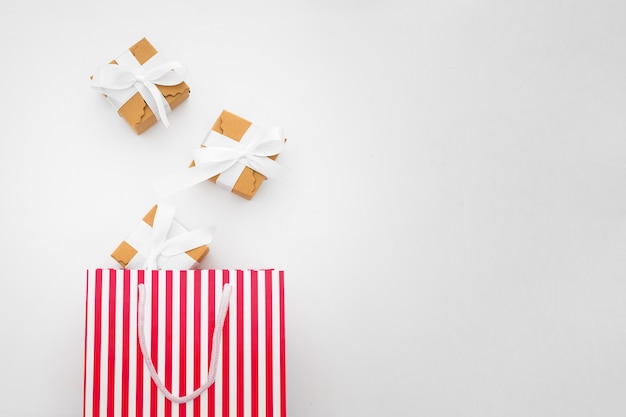 Conceito de compras feito com caixas de presente e sacola de compras Foto gratuita