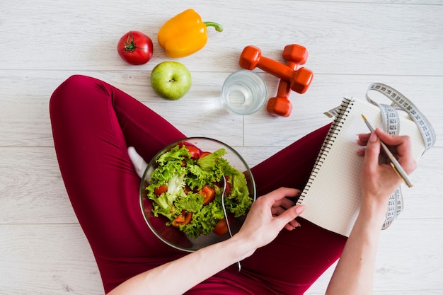 Conceito de dieta mulher esporte e alimentação saudável Foto Grátis