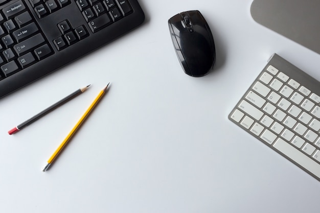 Conceito de negócios. vista superior do espaço de trabalho da mesa de escritório com computador desktop Foto Premium