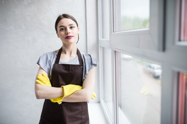 Conceito De Pessoas Trabalho Doméstico E Limpeza Mulher Feliz Limpando A Mesa Na Cozinha De 