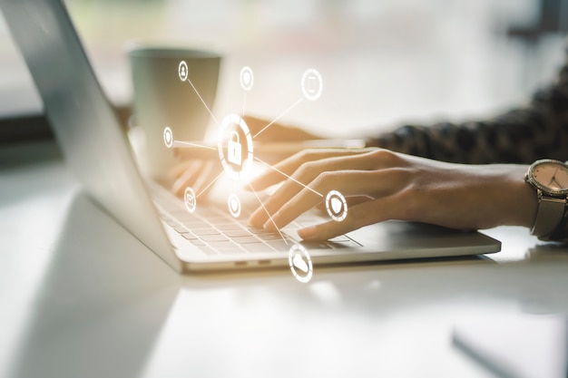 Conceito de proteção de dados e segurança de rede. escudo de luz brilhante na mão de uma mulher de negócios para proteger a parede de fogo de internet, seguro ou limpador de vírus de computador. Foto Premium