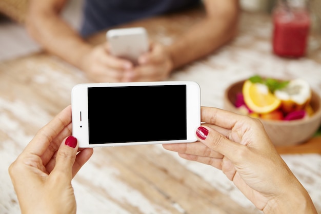 Conceito De Tecnologia E Comunicação Mãos Femininas Segurando Um Telefone Inteligente 0047