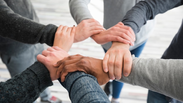 Conceito De Trabalho Em Equipe Com As Mãos Do Grupo De Pessoas Foto