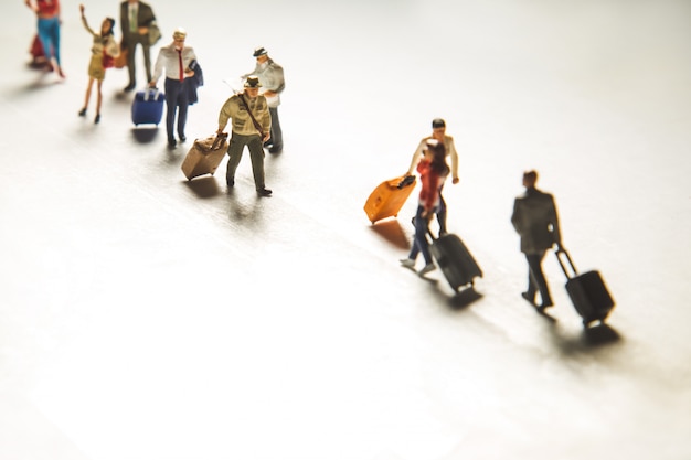 Conceito de viagem com grupo de viajantes em miniatura Foto gratuita