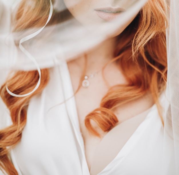 Concurso lábios e pele de noiva encantadora com cabelo encaracolado vermelho Foto gratuita