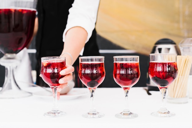 Conjunto de copos com álcool em uma mesa Foto gratuita