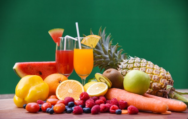 Te apetece algo de fruta ? - Página 2 Conjunto-de-frutas-tropicais-coloridos-e-frescos-verao-suco-de-vidro-alimentos-saudaveis_73523-418