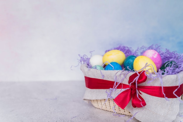 Conjunto de ovos de páscoa na cesta decorada Foto gratuita