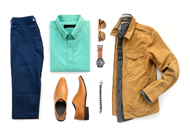 Conjunto de roupa masculina com sapatos oxford, relógio, calça azul, óculos escuros, camisa de escritório e jaqueta amarela, isolado em um fundo branco, vista superior Foto Premium