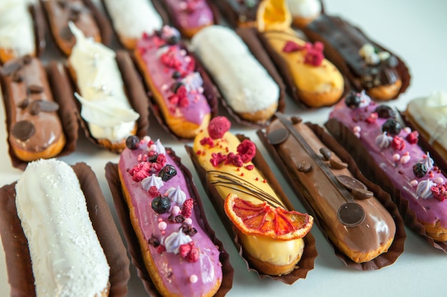 Conjunto de vários eclairs com vários recheios e design Foto Premium