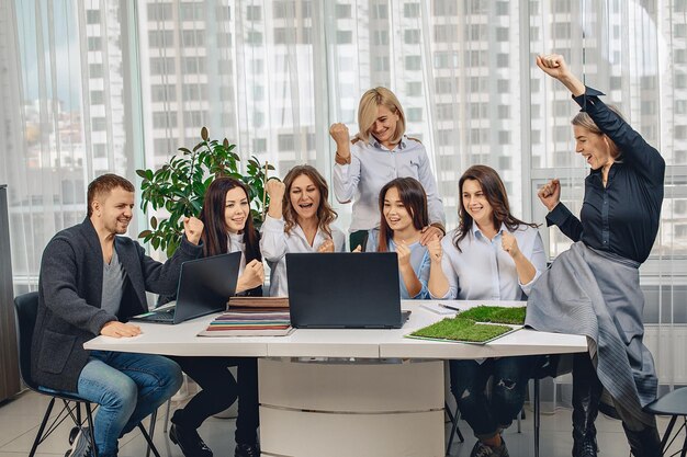 Conseguimos Alegres Alegres Colegas Regozijando Se Com O Trabalho Realizado E Levantando As