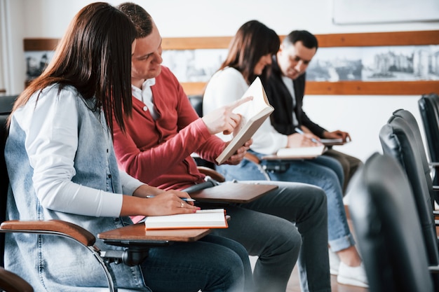 Conversa Ativa Grupo De Pessoas Em Confer Ncia De Neg Cios Em Sala De